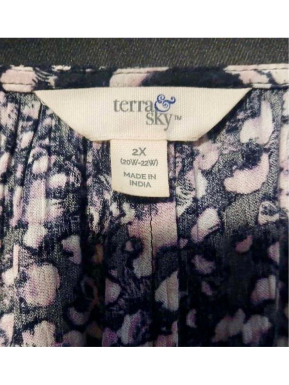 Women's Terra & Sky Plus 2X Black White Floral V-Neck Blouse - Picture 4 of 10